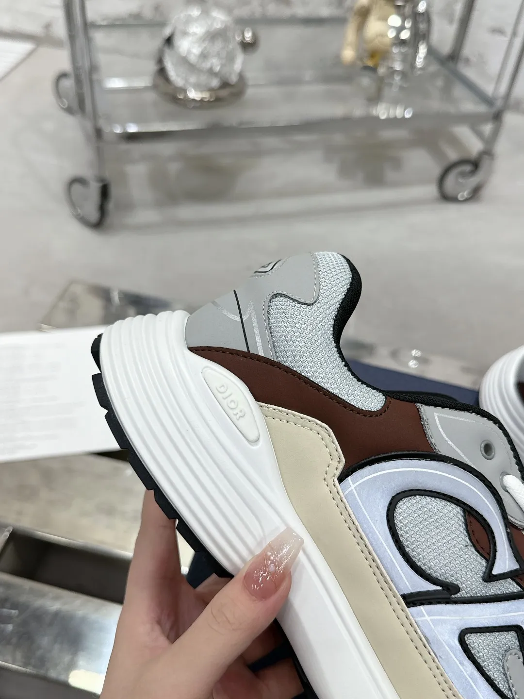 Men's men's shoes 💰600❤️❤️❤️High version Dior Dior's latest color matching B30 series reflective dad sneakers original 17380💰 purchased for development and production Brand new B30 sneakers Dad Shoes style shoes that follow the trend of the retro market The Dior logo on the tongue also indicates that this pair of shoes is the B30 model! B30 uses fine-textured leather and mesh cloth materials to form a shoe body. There are conspicuous letters CD on both sides of the shoe body to indicate identity. Many lines on the shoe body outline details to make the shoes look less monotonous and full of retro flavor. The delivery counter is exquisitely packaged🛍📦 ▪️Fabric: Original customized technical fabric + mesh ▪️Inner lining: Customized breathable lining ▪️Outsole: Original molded IP foam + TPU outsole ▪️Sole thickness: 3.5CM ▪️Size: Women’s size 35-40 / Men’s size 39-46